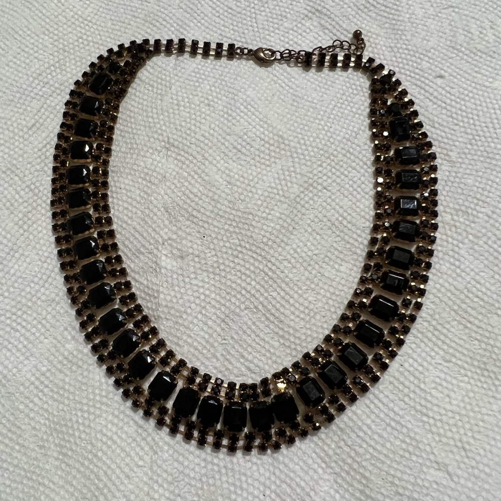 Beautiful gold tone with black crystals and stones necklace